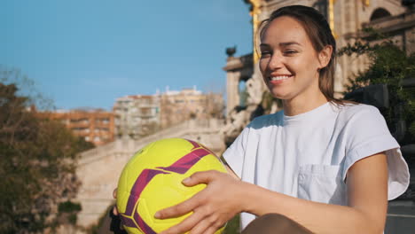 mujer caucásica deportiva al aire libre.