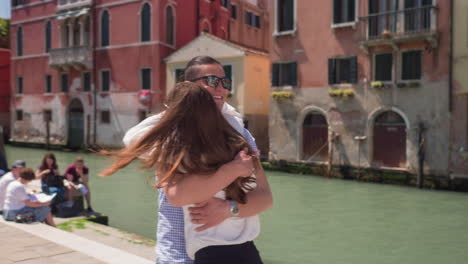 couple hugging in venice