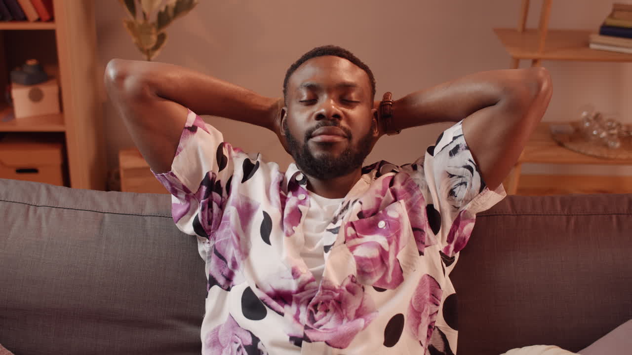 hombre relajándose en un sofá