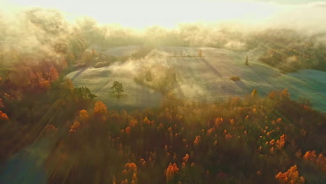 Herbstlandschaft-Bei-Sonnenuntergang-Durch-Wolken-Gesehen