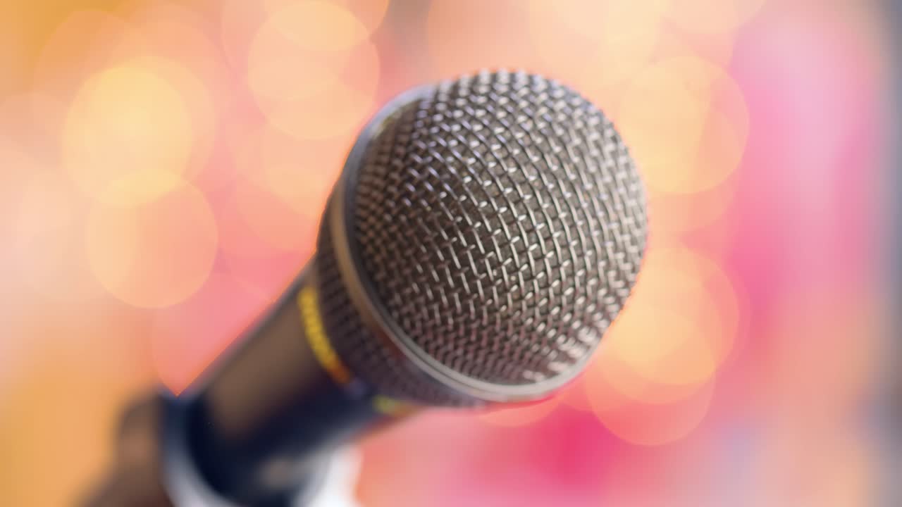 micrófono en el escenario contra una luz borrosa, fondo borroso.