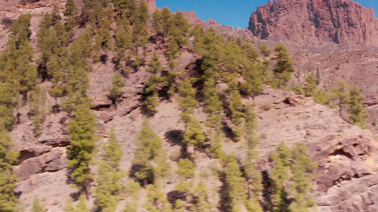 seguimiento aéreo de drones a través de la cresta hacia el valle de la montaña en gran canaria, españa