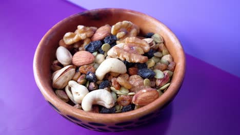 nueces mezcladas en un cuenco de madera