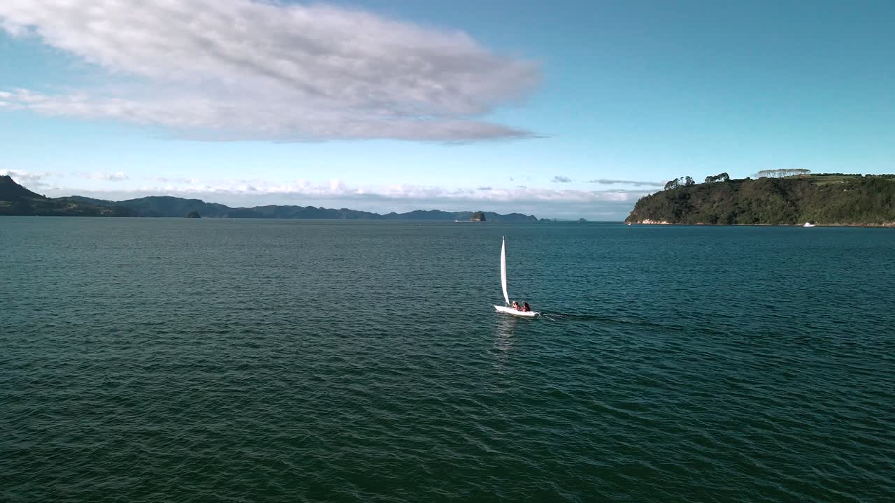 pareja en una cita navegando hacia el atardecer