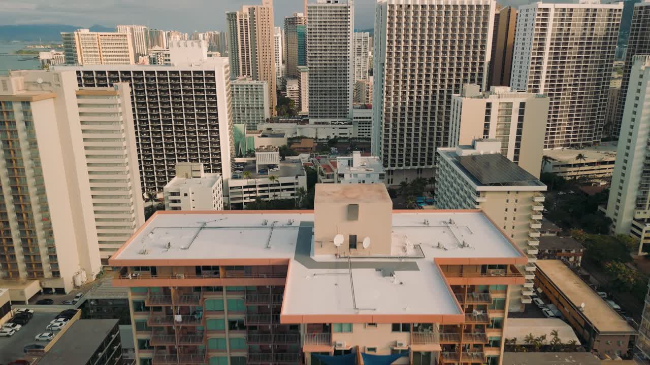 Drone a subir sobre edifícios em Honolulu, Havai