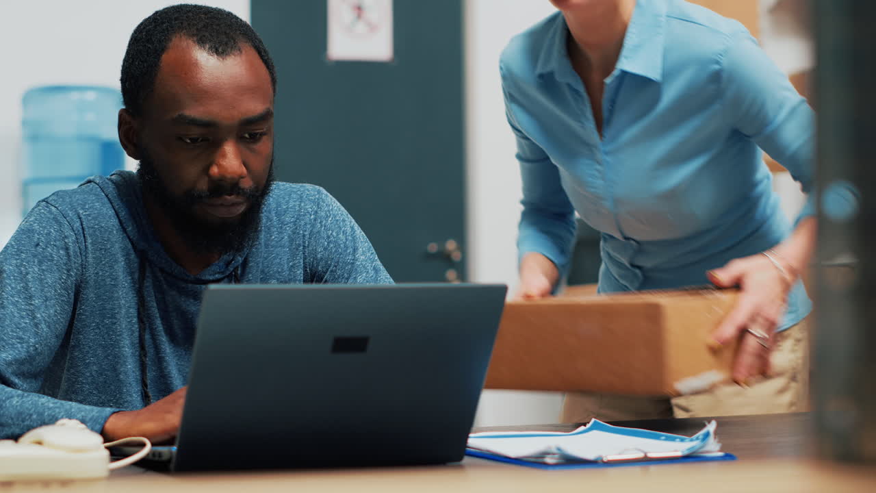 Et team af medarbejdere, der arbejder på en bærbar computer på kontoret