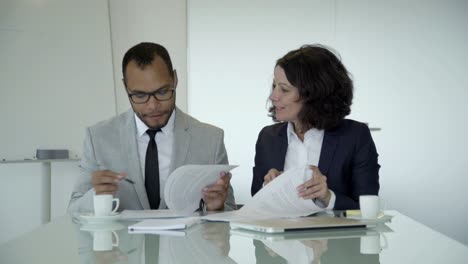 advogados confiantes a trabalhar com documentos no escritório