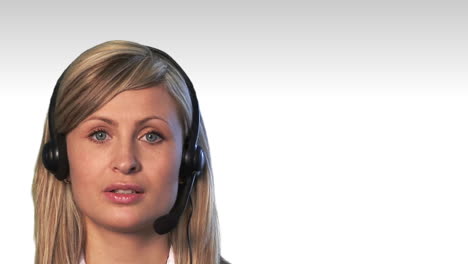 un primer plano de una atractiva mujer de negocios con auriculares