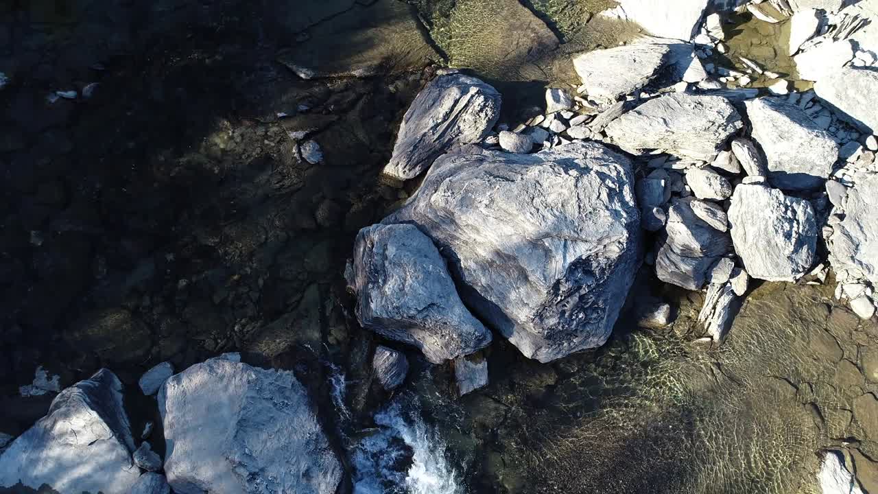 увеличить полет над рекой и лесным ландшафтом