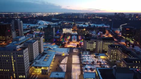 4.000 gotas aéreas crepusculares sobrevuelan los edificios panorámicos de la legislatura provincial posmoderna centrados con una estructura de techo de cúpula de bellas artes en la ciudad capital de invierno de edmonton alberta canadá 2-4