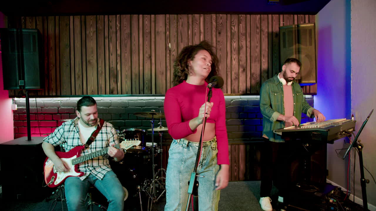 스튜디오에 있는 음악 그룹