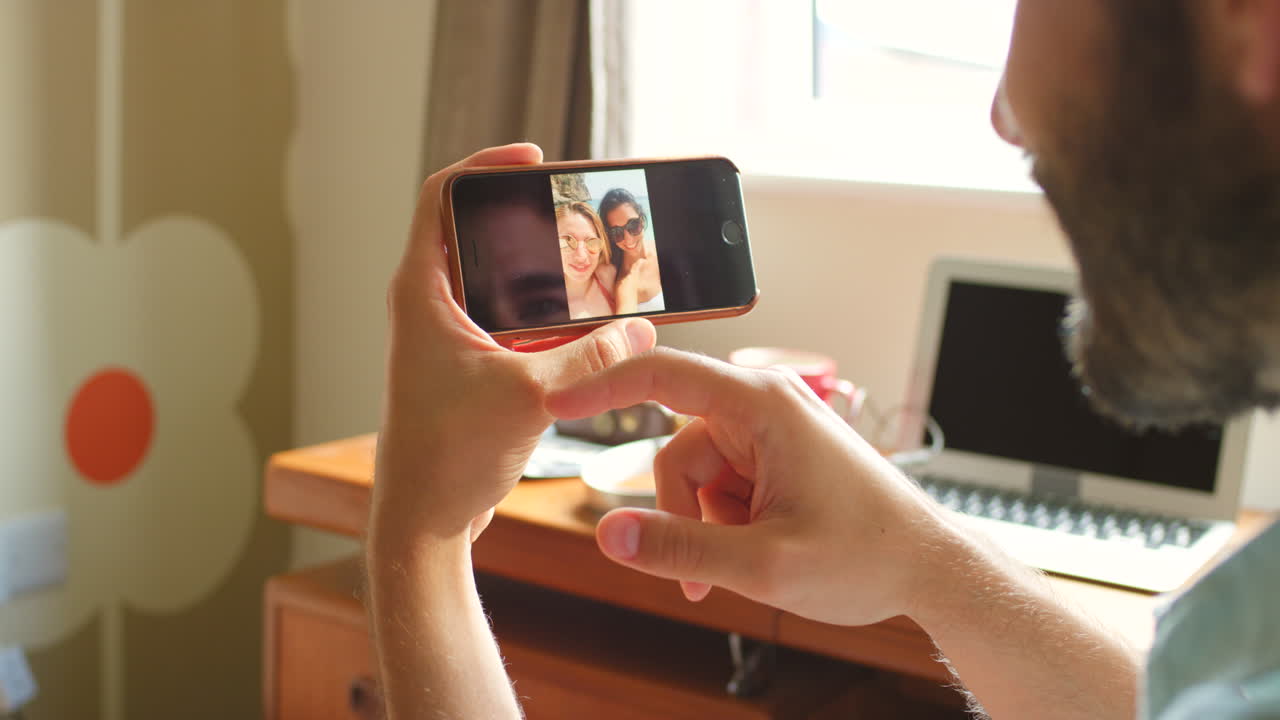 persona mirando una foto de una playa en un teléfono inteligente