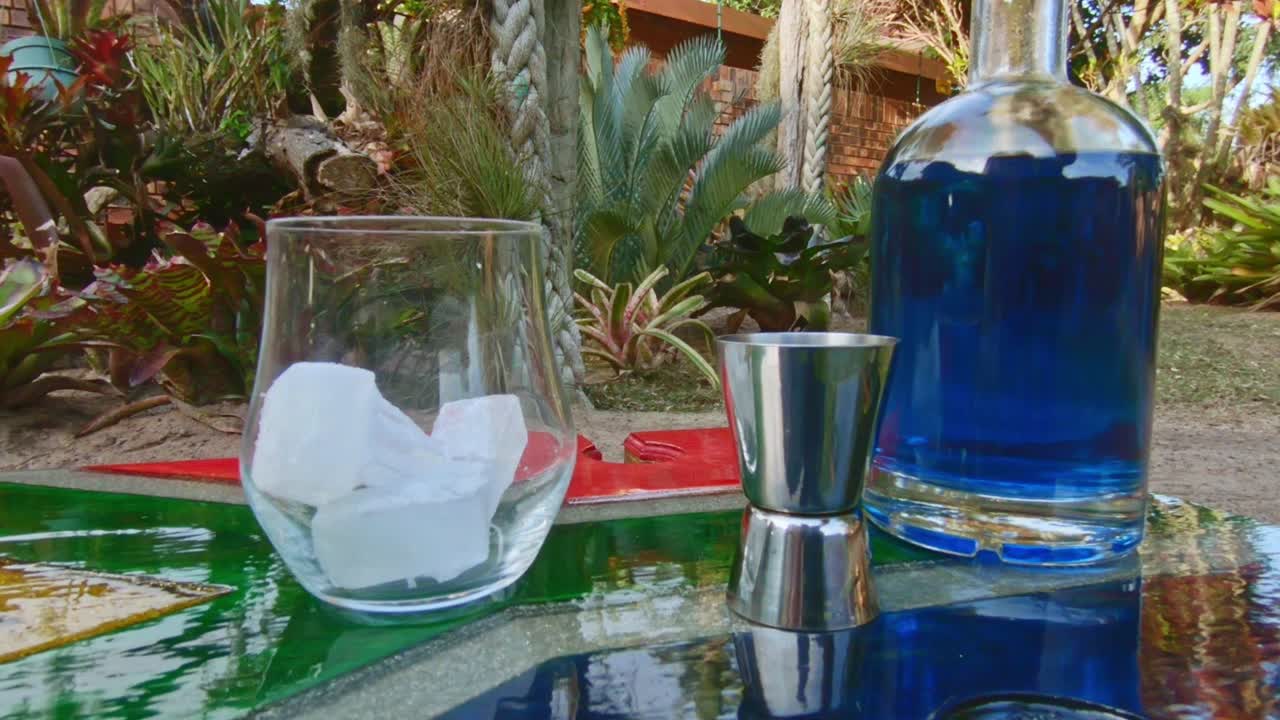 색이 변하는 진을 넣은 진토닉 음료