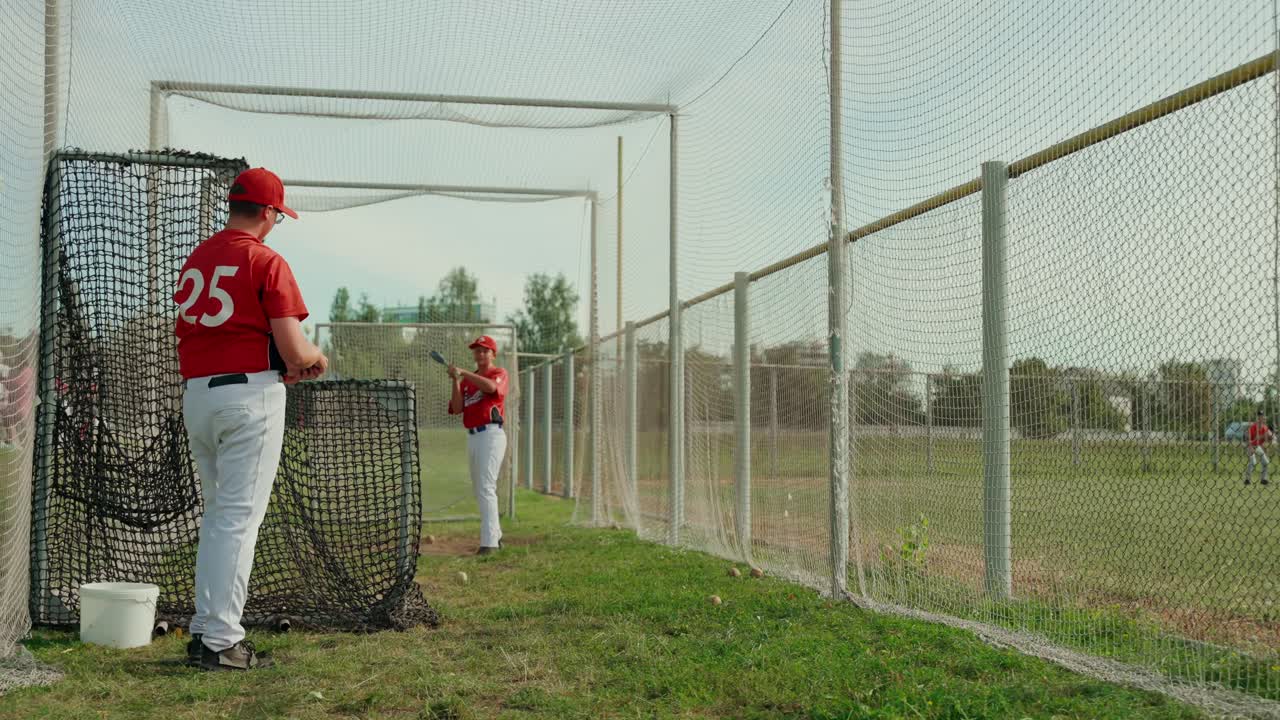Allenamento di baseball in gabbia di battuta