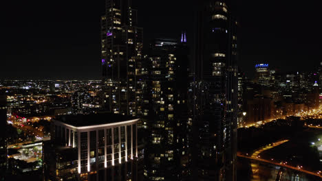 Drone-Boom-Shot-Para-Revelar-Hermosos-Rascacielos-En-El-Centro-De-Chicago,-Illinois