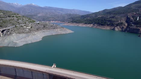 depósito de agua y presa de gravedad