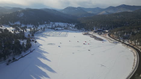 Winter-Etown-Evergreen-Lake-House-Angelzelte-Denver-Golfplatz-Colorado-Luftbild-Drohne-Eislaufen-Schlittschuhlaufen-Hockeybahn-Teich-Hockey-Sonnenuntergang-Goldene-Stunde-Winter-Schnee-Verkehr-Langsam-Vorwärts-Schwenken-Nach-Oben-Enthüllen