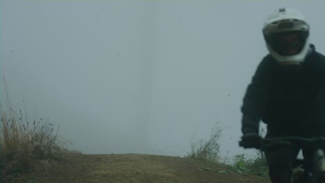 Ein-Mountainbiker-Springt-In-Zeitlupe-In-Den-Nebel