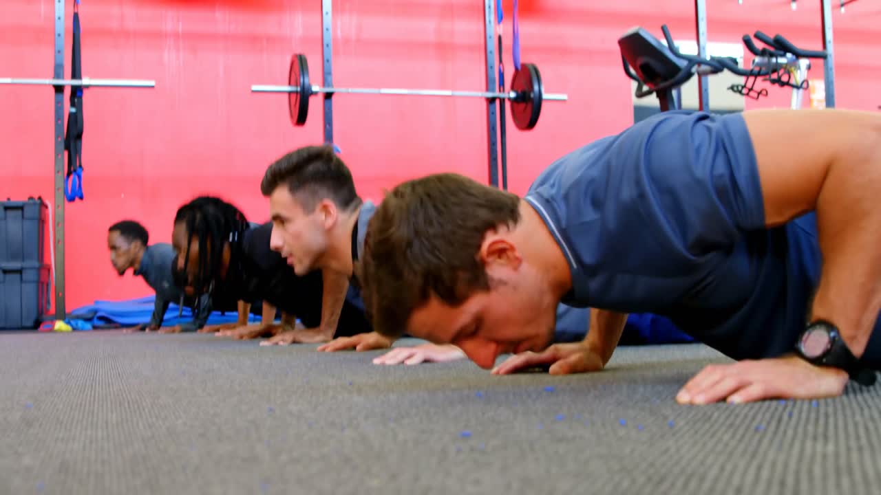 체육관 에서 푸시업 을 하는 운동 선수 들 4k