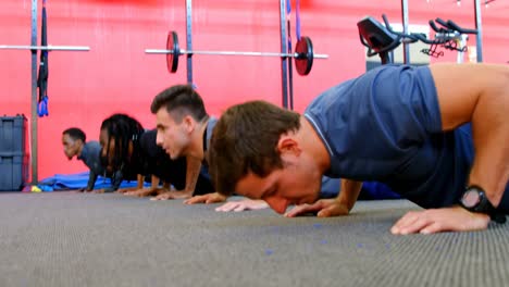 atletas haciendo flexiones en el gimnasio 4k