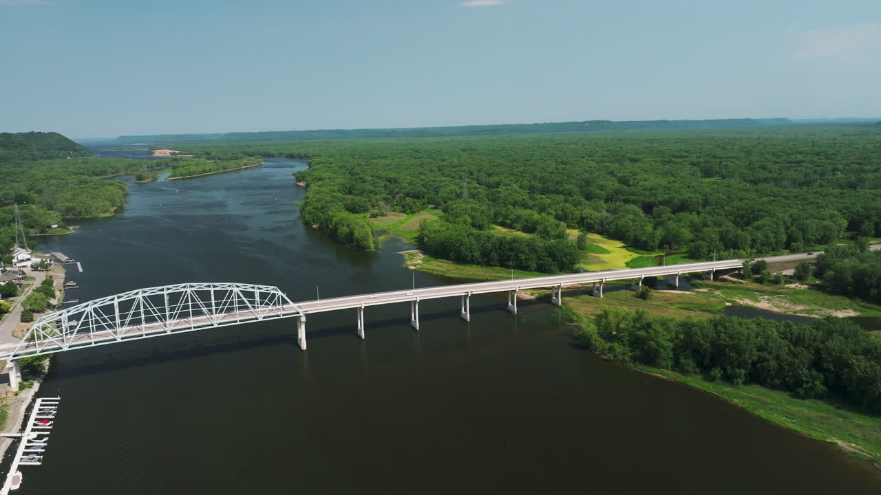 Vista aerea panoramica del ponte Wabasha-Nelson con fitta foresta a Wabasha, Minnesota, USA