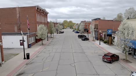 Homer,-Michigan-downtown-with-drone-video-moving-forward-with-a-low-view