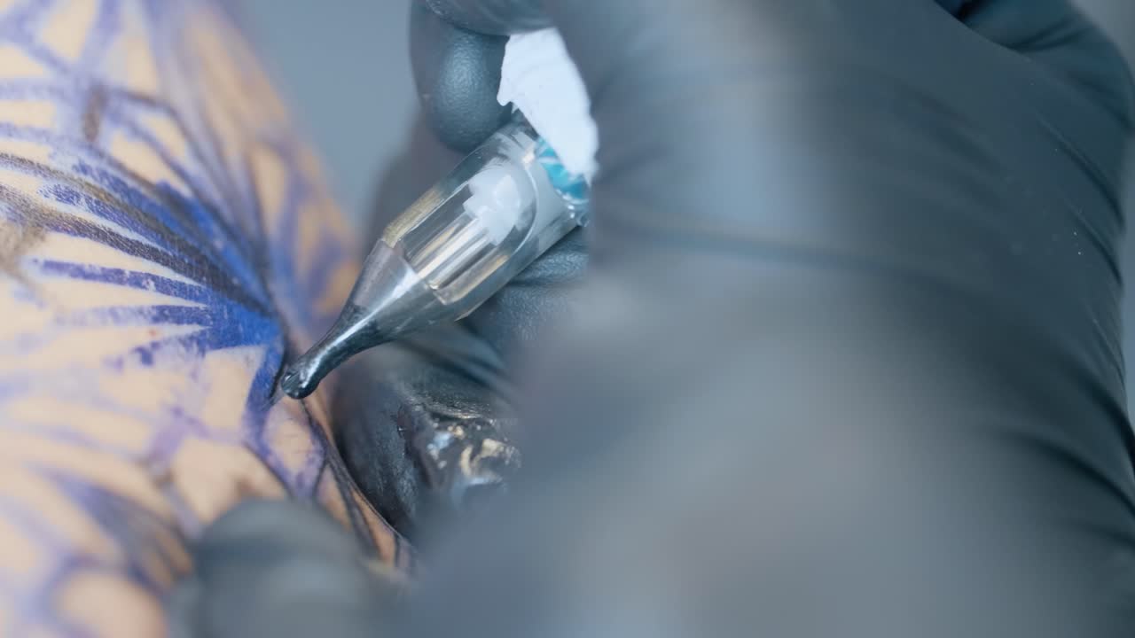 artista del tatuaje en el trabajo