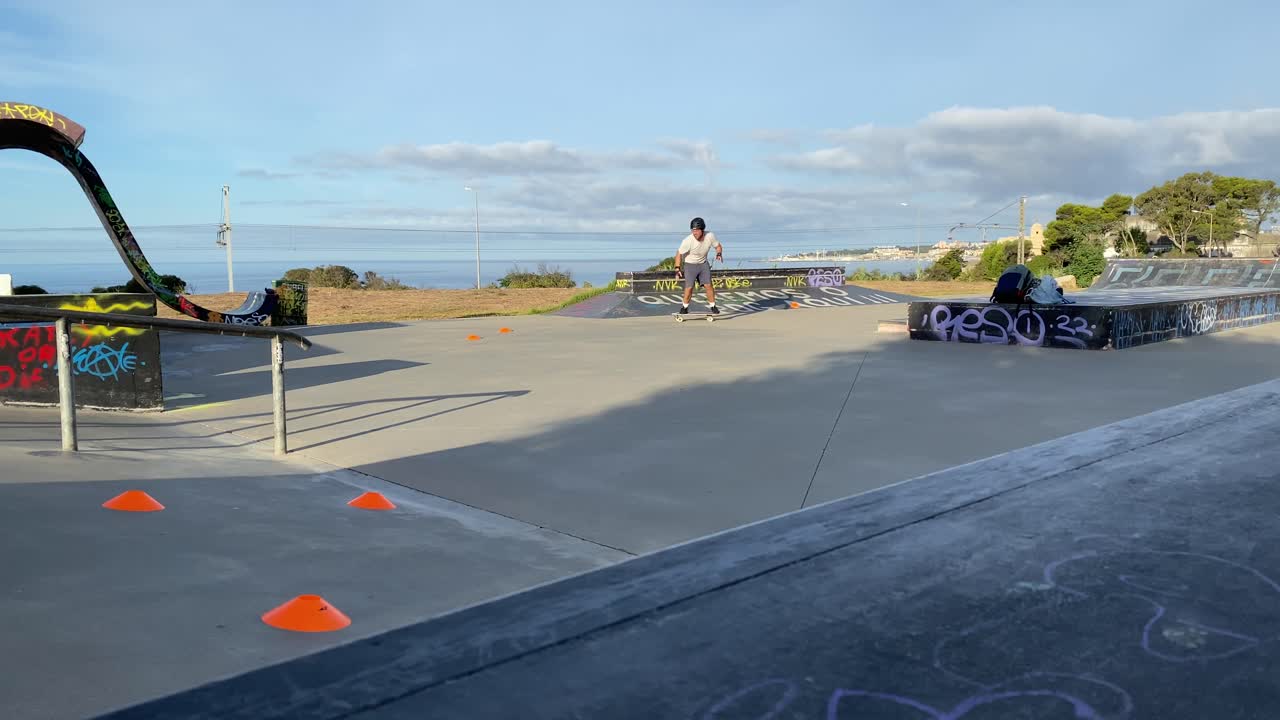 일출 때 야외 공원에서 서핑 스케이트나 스케이트보드를 타는 유럽 남자