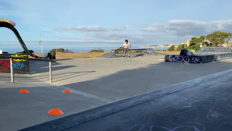 hombre europeo jugando surf skate o skateboard en un parque al aire libre al amanecer