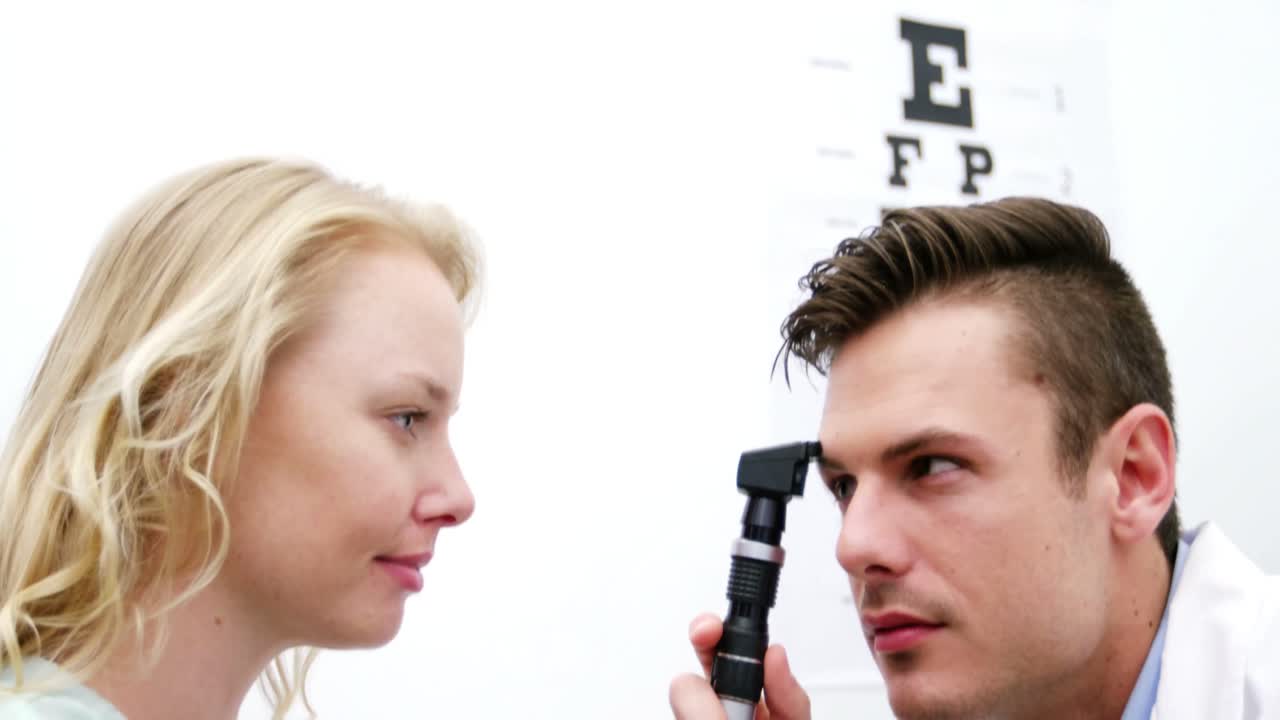 여성 환자를 안경으로 검사하는 안경학자