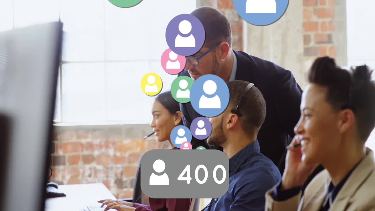 animación de iconos de perfil y número creciente, gerente diverso discutiendo con los trabajadores en el escritorio