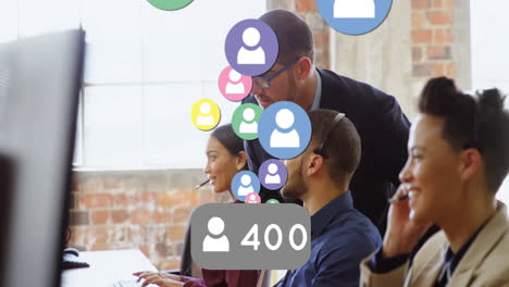 animación de iconos de perfil y número creciente, gerente diverso discutiendo con los trabajadores en el escritorio