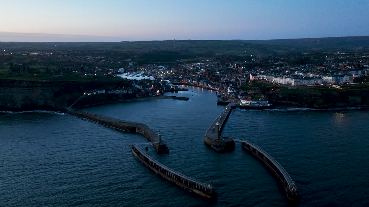 whitby harbour blue hour dawn - prores 4k - 2023년 2월 항구 및 마을 상공 드론 비행