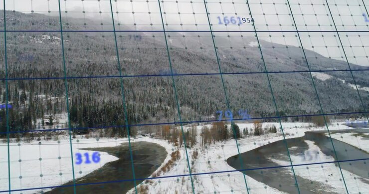 Aereo da ricognizione in movimento, telecamera che panoramica la biforcazione del fiume mentre le etichette della griglia si aggiornano per la mappatura.