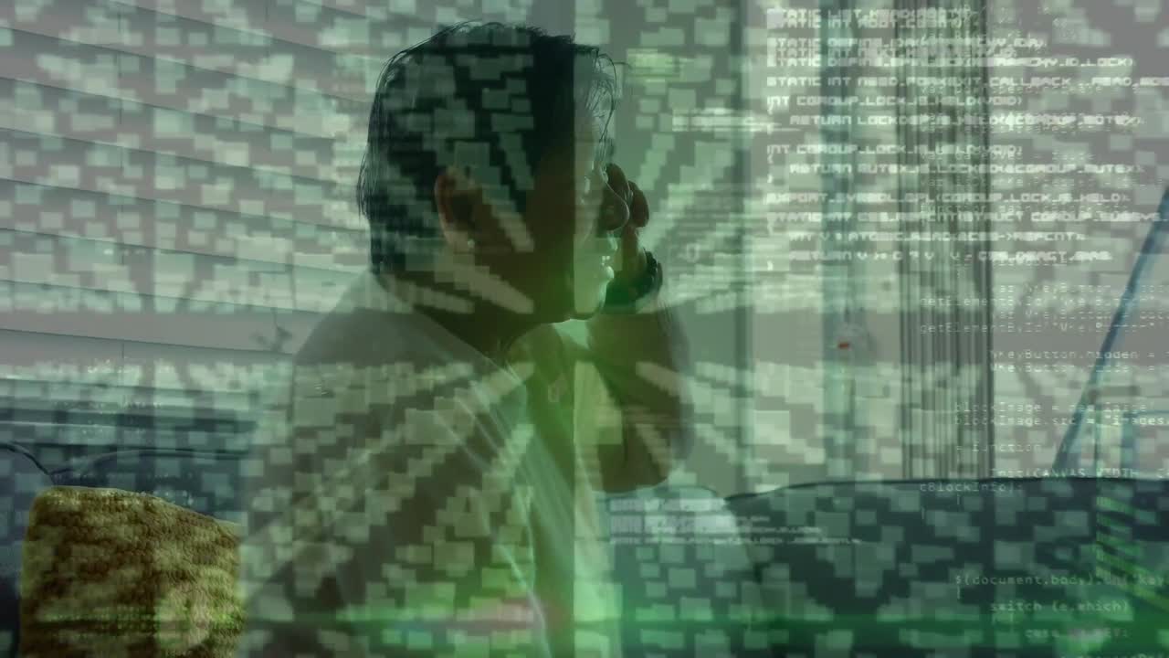 animación de procesamiento de datos sobre empresario asiático hablando en teléfono inteligente