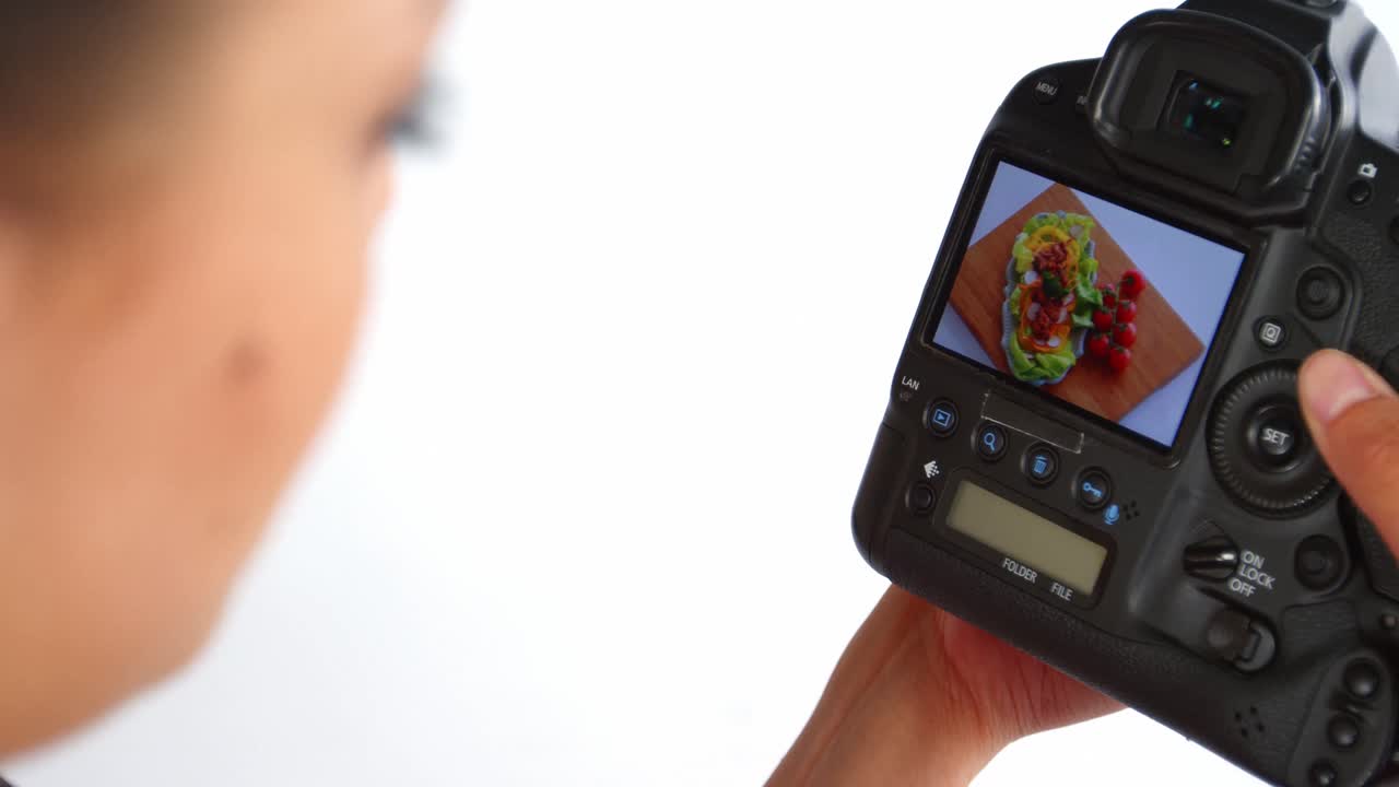 fotógrafo mirando fotos en una cámara digital