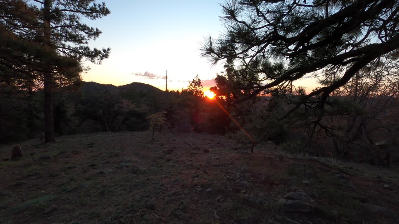 hermoso paisaje del sol con puesta de sol