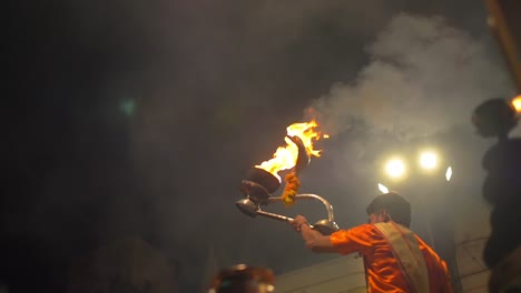 Mann-Hält-Dekorative-Feuerschale