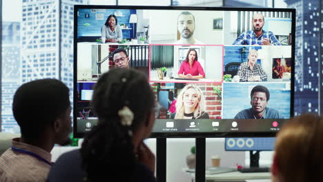 el gerente general comienza una reunión en videoconferencia en línea en la sala de juntas.