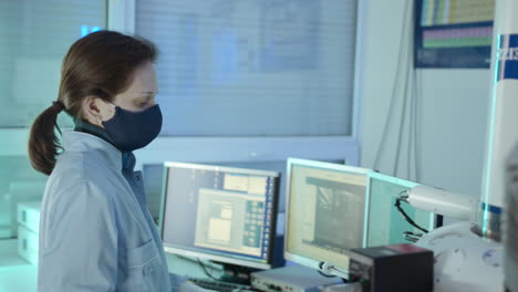 Científico trabajando en un laboratorio