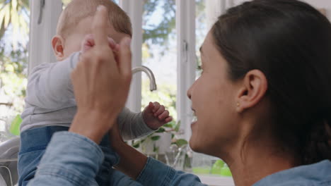 Gracioso-Bebé-Con-Bigote-Chupete-Madre-Feliz-Divirtiéndose-Con-El-Niño-En-Casa-Disfrutando-Del-Humor-Tonto-Con-El-Niño-Chupando-El-Muñeco