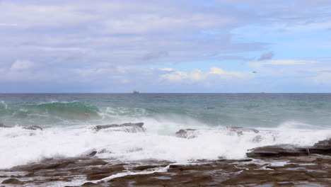 Grandes-Olas-Rompiendo-En-Las-Rocas-Cerca-De-Sydney,-Australia