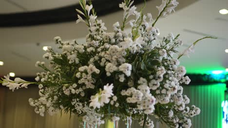 Elegante-Blumendekoration-Mit-Gypsophila-Paniculatas-Und-Weißen-Rosen