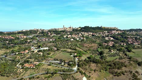 Volterra-En-Avión-Desde-La-Distancia:-Un-Viaje-A-Través-De-La-Historia-Y-La-Cultura-En-El-Corazón-De-La-Toscana,-Italia