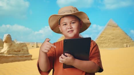 junge entdecker mit tablette vor den pyramiden
