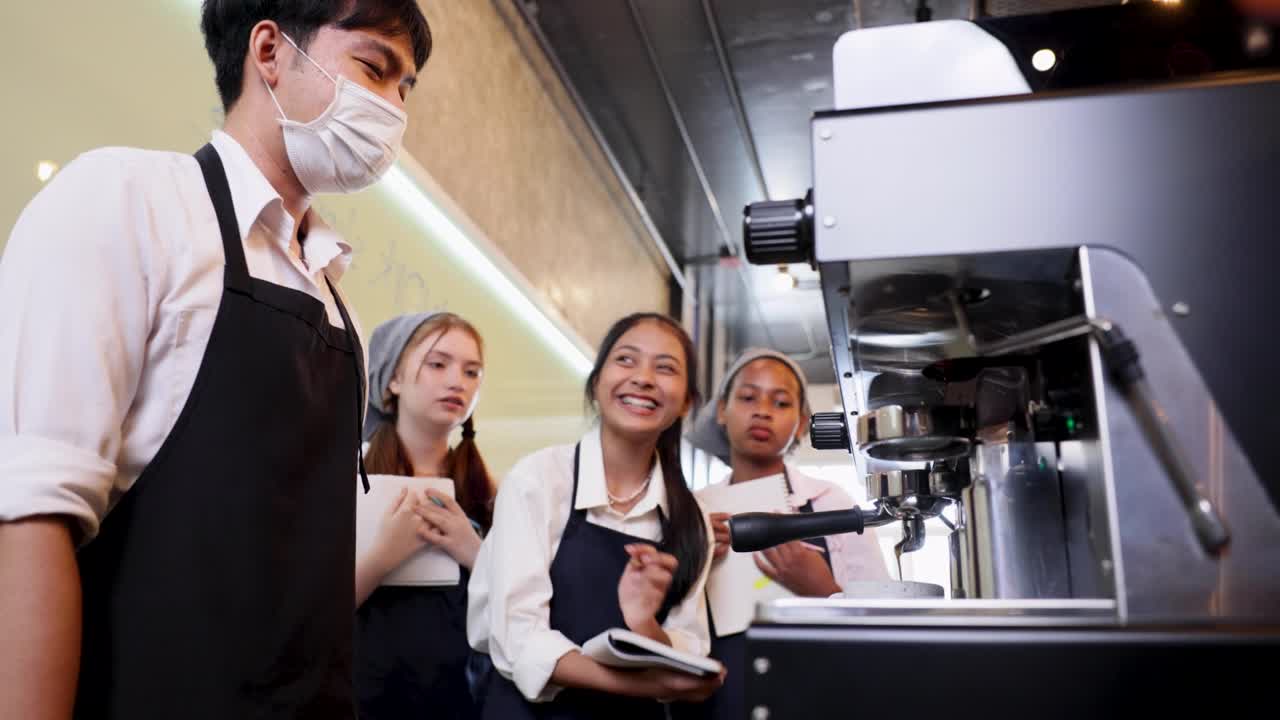 에스프레소 머신에 의해 커피를 만드는 배리스타 그룹 학생은 바리스타 학교에서 에스프레스 커피를 만들 수있는 방법을 배우기 위해 열심히 공부합니다.