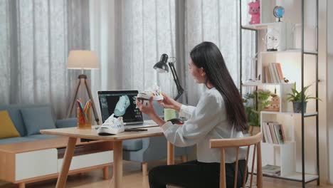 3d 모델링 소프트웨어를 사용하여 운동화를 디자인하는 여성
