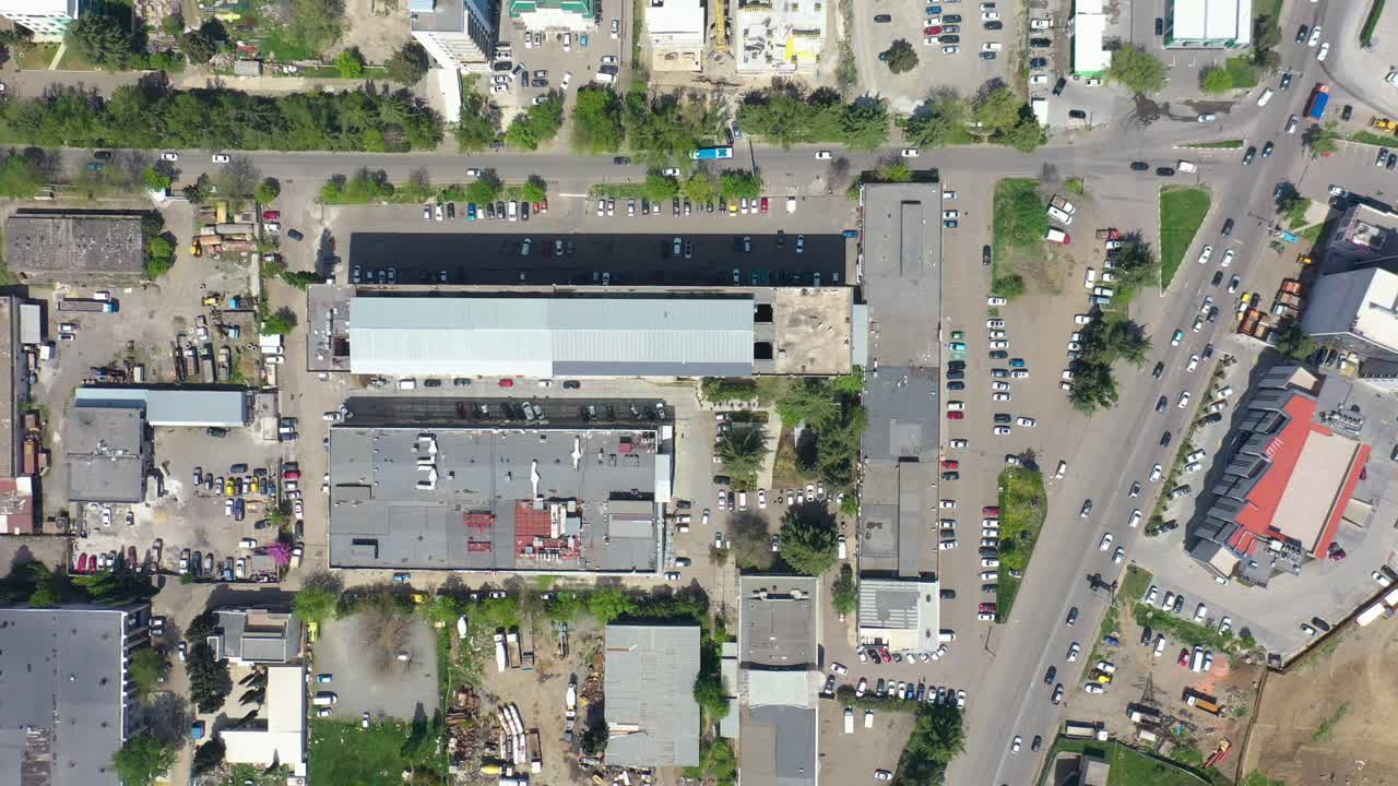 vista panorámica del tráfico conduciendo en una zona concurrida con edificios en tbilisi, georgia
