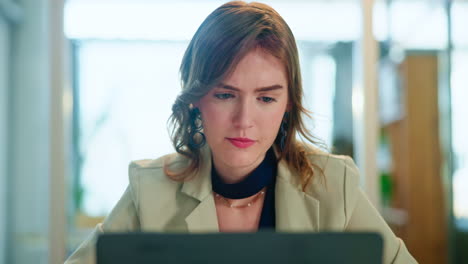 mujer trabajando en una computadora portátil en la oficina
