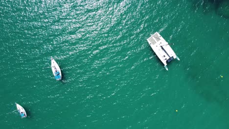 Fotografía-Cenital-Constante-De-Barcos-Y-Yates-En-El-Mediterráneo-Junto-A-Port-De-Carro-En-La-Comuna-De-Martigues,-Francia.